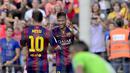 Pemain depan Barcelona, Neymar da Silva (kanan), merayakan golnya ke gawang Granada di Stadion Camp Nou, (27/9/2014). (AFP PHOTO/Josep Lago)