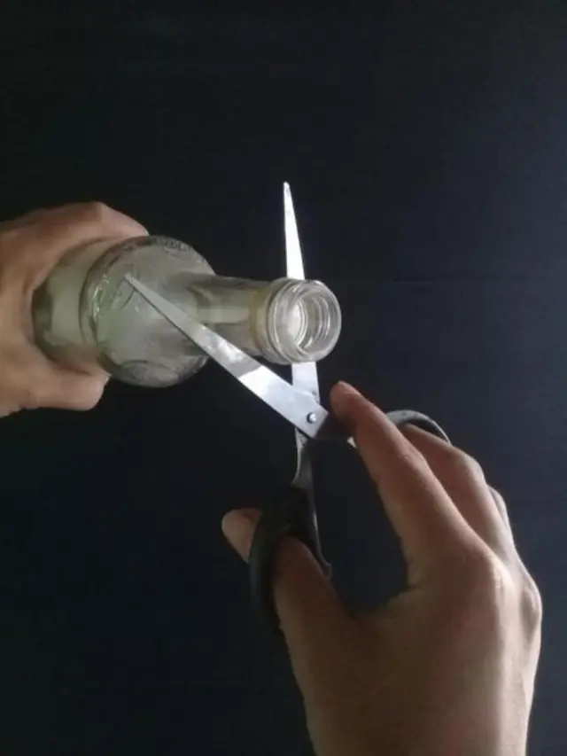 cara tajamkan gunting tumpul dengan botol (foto: Ucnews.com/ Dream.co.id)