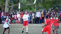 Di sela kunjungan kerja, Presiden Jokowi sempat tanding sepak bola menjamu pelajar Papua. RI-1 sempat mencetak gol lalu pertandingan berakhir seri. (Foto: Dok. Instagram @jokowi)