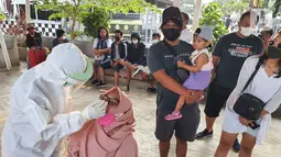 Wisatawan mengikuti tes cepat antigen sebelum melakukan perjalanan menuju Kepulauan Seribu dengan kapal di Dermaga Pantai Marina Ancol, Jakarta, Sabtu (22/5/2021). Tes antigen dilakukan setelah dibukanya kembali pariwisata di Kepulauan Seribu pada 18 Mei 2021. (Liputan6.com/Fery Pradolo)