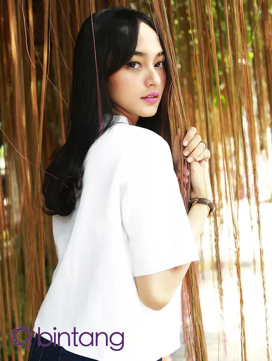 Dalam keluarganya, pendidikan harus menjadi prioritas utama. Indah pun memutuskan untuk kuliah mengambil ilmu kedokteran. (Lokasi: JW Cafe Jatiwaringin, Fotografer: Galih W Satria/Bintang.com)