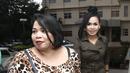 Melanie Ricardo (kanan) saat tiba di Rumah Sakit Cipto Mangunkusumo, Jakarta, pada Rabu (19/4). Kedatangan Melanie Ricardo untuk menjenguk Julia Perez yang dikabarkan dalam kondisi kritis. (Liputan6.com/Herman Zakharia)