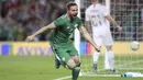 Pemain Irlandia, Alan Judge merayakan golnya ke gawang Amerika Serikat pada laga uji coba di Aviva Stadium, Dublin, (2/6/2018). Irlandia menang 2-1. (Brian Lawless/PA via AP)