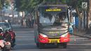 Bus yang membawa narapidana teroris dari Rutan Cabang Salemba Mako Brimob melintas di kawasan Kelapa Dua, Depok, Kamis (10/5). Setelah berhasil dilumpuhkan, polisi langsung memindahkan 155 napi teroris ke Nusakambangan, Cilacap. (Merdeka.com/Arie Basuki)