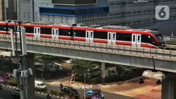 Penambahan jumlah perjalanan LRT Jabodebek ini merupakan hasil evaluasi melihat tingginya kebutuhan masyarakat pengguna LRT Jabodebek. (Liputan6.com/Angga Yuniar)