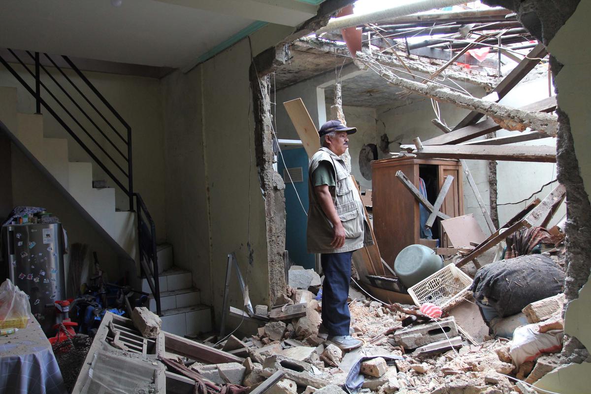 FOTO: Ledakan Misterius Guncang Pondok Cabe Ilir, 13 Rumah Rusak dan 7 Warga Luka