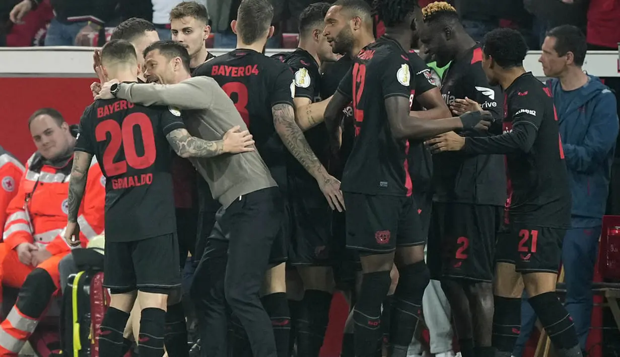 Pelatih Bayer Leverkusen, Xabi Alonso, memberikan arahan kepada Alex Grimaldo saat melawan Fortuna Duesseldorf pada laga semifinal DFB Pokal di Stadion BayArena, Kamis (4/4/2024). (AP Photo/Martin Meissner)