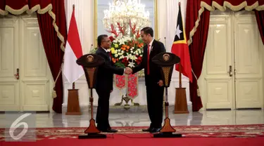 Presiden Jokowi (kanan) dan PM Timor Leste Rui Maria De Araujo berjabat tangan usai memberikan keterangan pers di Istana Merdeka, Jakarta, Rabu (26/8/2015). Pertemuan tersebut untuk meningkatkan kerjasama antar kedua negara. (Liputan6.com/Faizal Fanani)