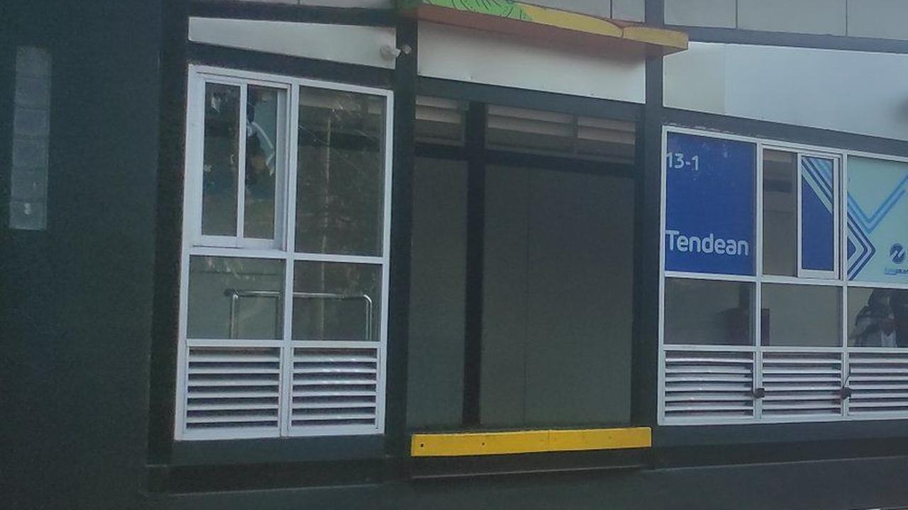Macet Parah Imbas Rekayasa Lalu Lintas KTT ASEAN, Penumpang TransJakarta di Halte Tendean Pilih Jalan Kaki