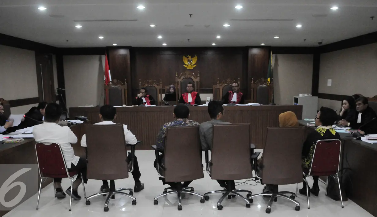 Sejumlah saksi dihadirkan saat sidang kasus dugaan suap dengan terdakwa Dessy Ariyanti Edwin dan Julia Prasetyarini di Pengadilan Tipikor, Jakarta, Kamis (21/7). (Liputa6.com/Helmi Afandi)