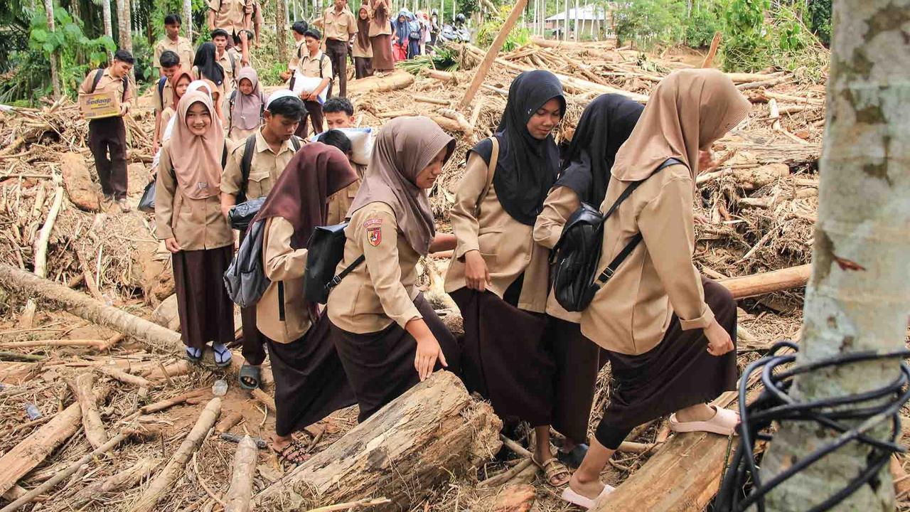 FOTO: Paska Banjir Bandang 12 Maret, Kawasan Nagari Pelangai Gadang Masih Dipenuhi Material Banjir dan Lumpur