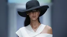 Paula Verhoeven terlihat begitu modis dengan mengenakan topi hitam yang sedikit menutpi wajahnya. (Liputan6.com/IG/@paula_verhoeven)