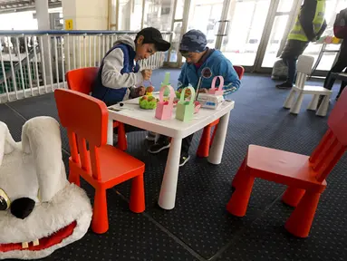 Pengungsi anak-anak Ukraina melukis telur Paskah pada Kamis Putih di sebuah pusat pengungsi di Bucharest, Rumania, 21 April 2022. Orang Rumania yang mayoritas jemaat Ortodoks merayakan Minggu Paskah pada 24 April. (AP Photo/Andreea Alexandru)