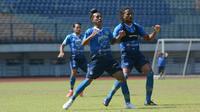 Persib Bandung dalam sesi latihan di Stadion GBLA, Kota Bandung, Senin (21/6/2021). (Bola.com/Erwin Snaz)