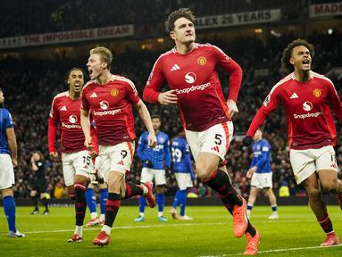 Pemain Manchester United, Harry Maguire merayakan gol kemenangan timnya ke gawang Ipswich Town dalam laga lanjutan Liga Inggris 2024/2025 di Old Trafford, Manchester, Inggris, Kamis (27/02/2025). (AP Photo/Dave Thompson)