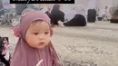 Ameena pun terlihat lucu ketika menggunakan pakaian serba tertutup dan berhijab  [Instagram/attahalilintar]