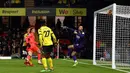 Pemain Norwich City Josh Sargent (kedua kiri) mencetak gol ke gawang Watford pada pertandingan sepak bola Liga Inggris di Vicarage Road Stadium, Watford, Inggris, Sabtu (22/1/2022). Norwich City menang 3-0. (Adrian DENNIS/AFP)