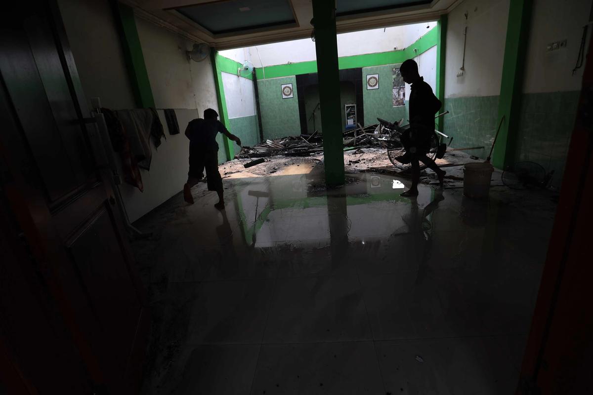 FOTO: Warga Menyisir Sisa Kebakaran Kebon Kosong