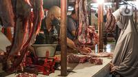 Pedagang daging melayani pembeli di Pasar Tebet Timur, Jakarta, Jumat (11/6/2021). Kementerian Keuangan menyatakan kebijakan tarif Pajak Pertambahan Nilai (PPN), termasuk soal penerapannya pada sembilan bahan pokok (sembako), masih menunggu pembahasan lebih lanjut. (Liputan6.com/Faizal Fanani)