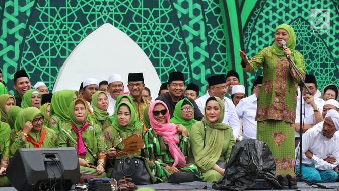 Ketua Umum PP Muslimat NU Khofifah Indar Parawansa memberi sambutan dalam Harlah ke-73 Muslimat NU di SUGBK, Jakarta, Minggu (27/1). Khofifah mengatakan kader yang hadir datang dari berbagai daerah luar Ibu Kota. (Liputan6.com/Johan Tallo)