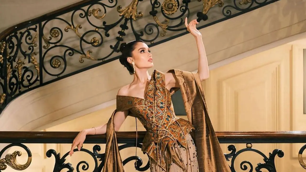 Cinta Laura tampil anggun dalam balutan gaun yang dirancang khusus oleh AnSoe (Instagram/@byansoe)