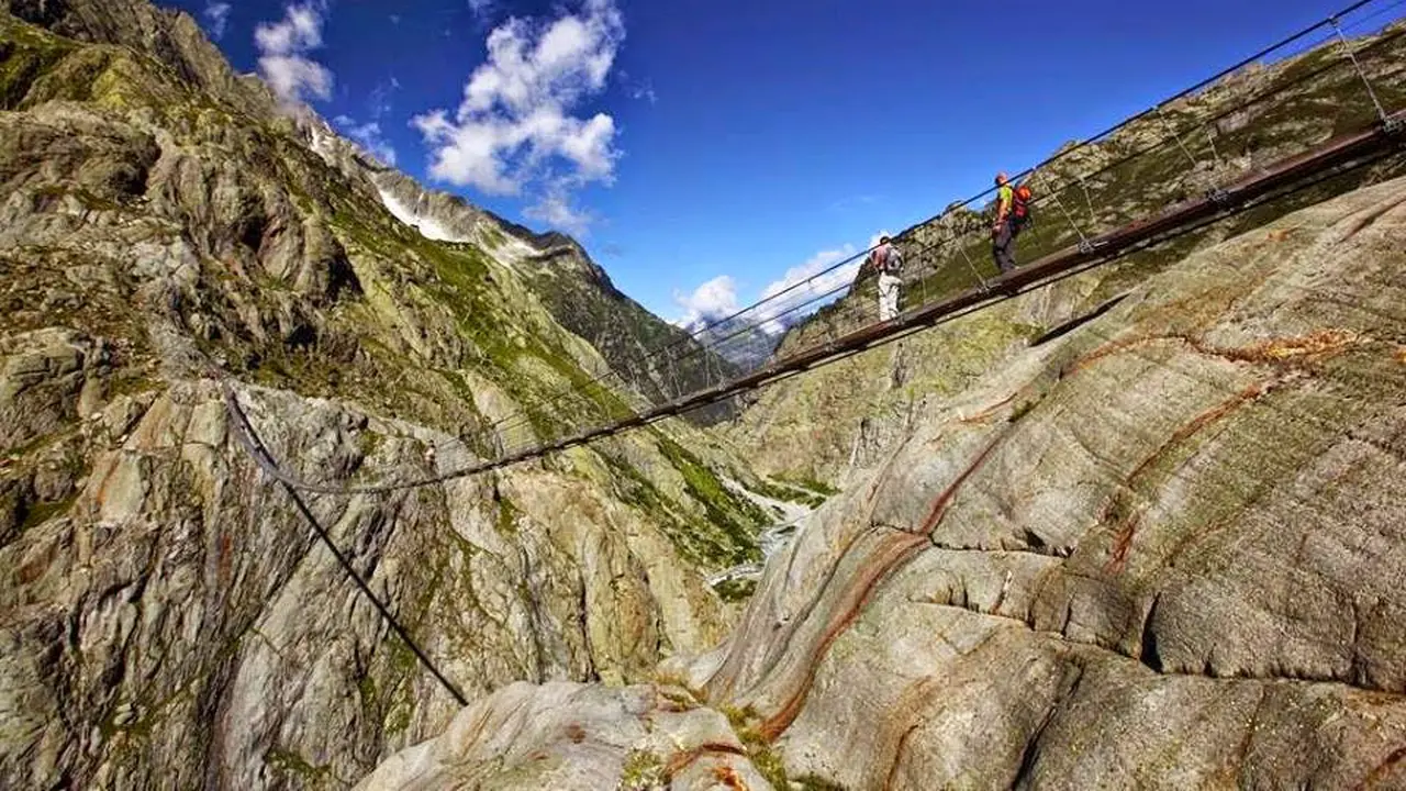 The Trift Bridge. (Kuriositas)