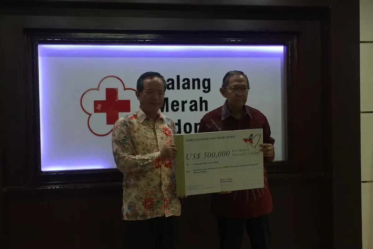 Penyerahan bantuan secara simbolik dari pemerintah Taiwan kepada Palang Merah Indonesia untuk korban tsunami Selat Sunda (Liputan6.com/Teddy Tri Setio Berty)