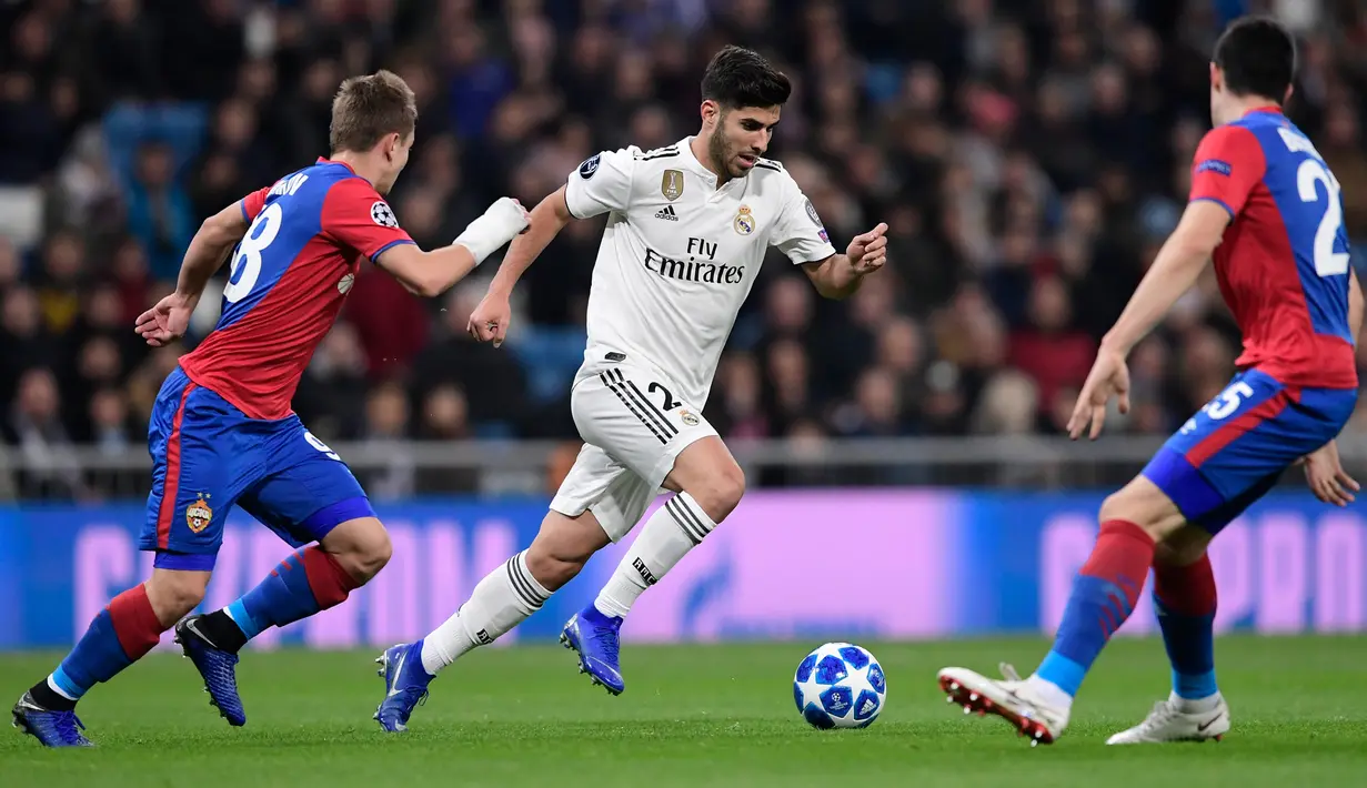 Pemain Real Madrid, Marco Asensio berebut bola dengan pemain CSKA Moscow, Ivan Oblyakov (kiri) pada laga terakhir Grup G Liga Champions di Santiago Bernabeu, Rabu (12/12). Real Madrid takluk dengan skor 0-3 dari CSKA Moscow. (JAVIER SORIANO / AFP)