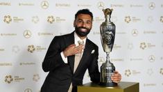 Pemain Liverpool, Mohamed Salah kembali menyabet penghargaan Asosiasi Pemain Profesional (PFA) player of the year musim 2024/2025 untuk ketiga kalinya. (AP Photo/PA/Martin Rickett)