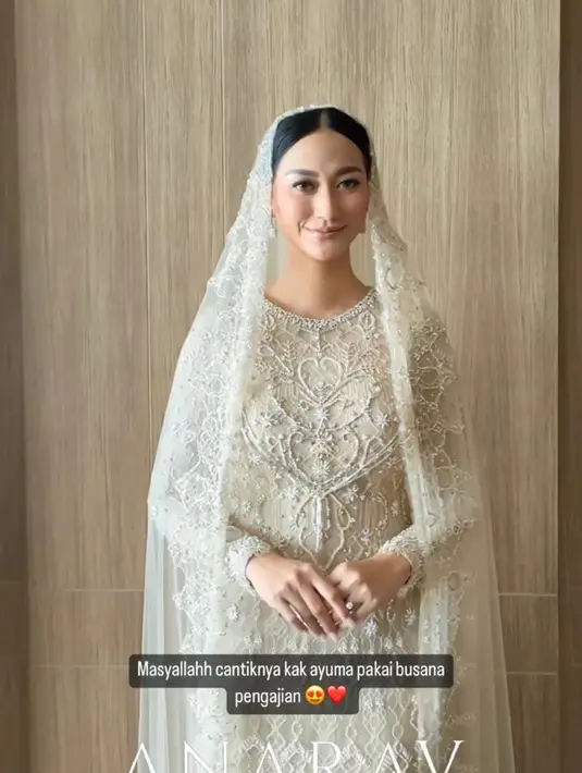 Dress berdetail beads itu dilengkapi dengan kerudung warna senada. [@allseasonsphoto].