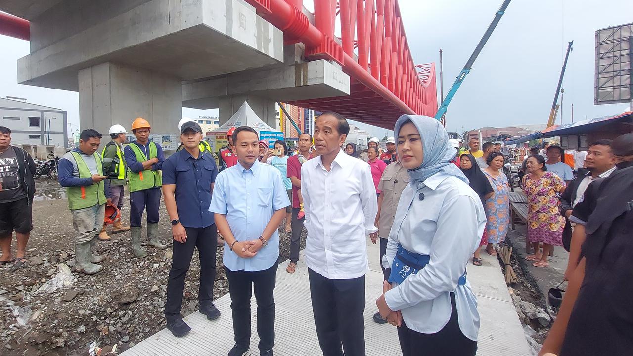 Jokowi Ajak Respati-Astrid Jalan Sore di Simpang Joglo