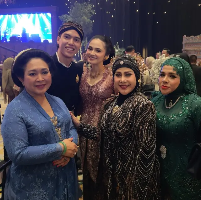 Potret 8 seleb era 90-an kondangan ke ngunduh mantu Al Ghazali dan Alyssa Daguise, meriah bak reuni