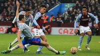 Gelandang Manchester United, Nemanja Matic (kiri) berusaha merebut bola dari gelandang Aston Villa, Philippe Coutinho pada pertandingan Liga Inggris di Villa Park, Inggris, Minggu (16/1/2022). Dengan hasil imbang 2-2 posisi MU berada posisi ke-7 klasemen dengan 32 poin.  (AFP/Lindsey Parnaby)