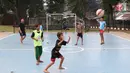 Sejumlah anak-anak bermain bola di RPTRA Tiga Durian, Jakarta, Selasa (15/5). Menurut Sandiaga Uno ada 290 ruang terbuka hijau (RTH) dan tahun ini akan tambah 47 RTH lagi. (Liputan6.com/Immanuel Antonius)