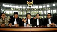 Todung Mulya Lubis (tengah) memberikan keterangan pers soal uji materi Undang-Undang Nomor 27 Tahun 2009, mengukuhkan adanya kesetaraan antara anggota DPD dengan DPR di MPR, Gedung MK Jakarta. ANTARA