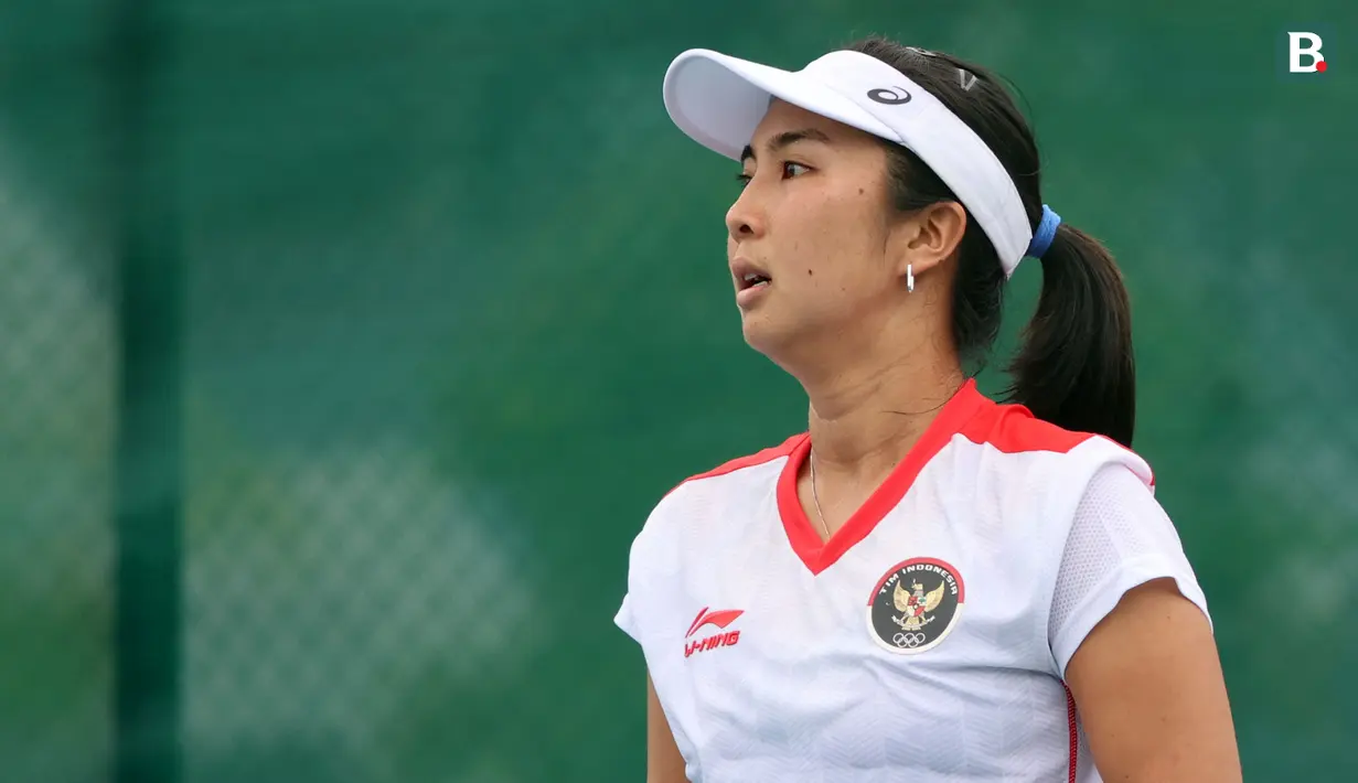 Petenis putri Indonesia, Aldila Sutjiadi saat pertandingan final tenis beregu putri SEA Games 2023 melawan petenis Thailand, Aunchisa Chanta di Tennis Arena, Morodoc Techo National Stadium, Phnom Penh, Kamboja, Selasa (9/5/2023). Indonesia sempat tertinggal di partai pertama namun sukses menyamakan kedudukan saat partai kedua. Pasangan Aldila dan Jessy kemudian sukses menyegel kemenangan partai ketiga sekaligus memberikan emas ke-24 untuk Indonesia. (Bola.com/Abdul Aziz)