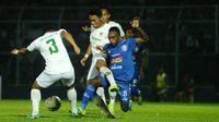 Pemain sayap Arema, Ricky Kayame, dijepit dua pemain Kalteng Putra dalam laga leg pertama semifinal Piala Presiden 2019 di Stadion Kanjuruhan, Kabupaten Malang, Selasa (2/4/2019). (Bola.com/Iwan Setiawan)