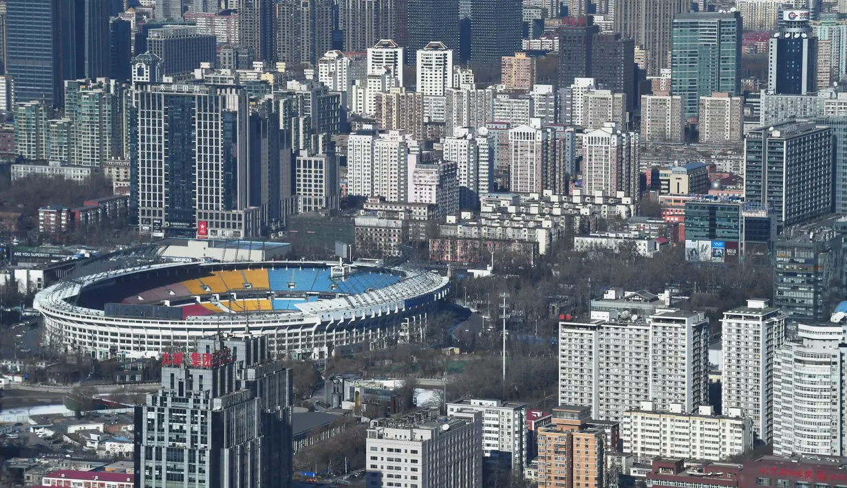 Pemandangan Kota Beijing yang terlihat cerah, Tiongkok (23/12). Kabut asap di Beijing berangsur baik setelah angin kencang membantu mengembalikan udara segar ke kota yang telah diselimuti polusi selama hampir seminggu itu. (AFP/Greg Baker)