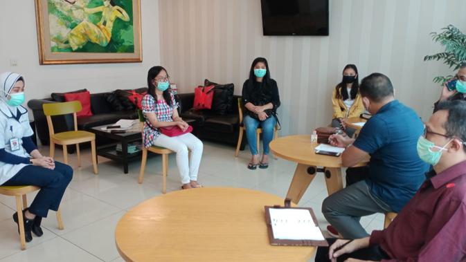 Pengurus DPW PPNI Sumsel menemui para perawat RS Siloam Palembang yang diusir warga di rumah kos (Liputan6.com / Nefri Inge)