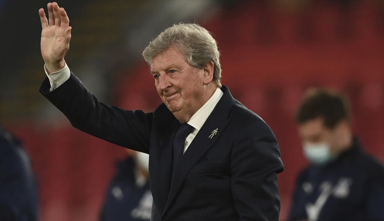 Roy Hodgson. Pelatih asal Inggris yang baru ditunjuk Watford menggantikan Claudio Ranieri ini segera memperbarui rekor sebagai pelatih tertua di Liga Inggris yang masih dipegangnya. Terakhir, ia membesut Crystal Palace saat berusia 73 tahun dan 287 hari (23/5/2021). (AP/Pool/Facundo Arrizabalaga)