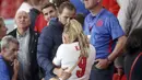 Dari beberapa hasil jepretan foto, pemain 27 tahun itu tampak berusaha menenangkan sambil memeluk istrinya sekaligus kekasih masa kecilnya tersebut yang telah berlinang air mata. (Foto:AP/Carl Recine,Pool)
