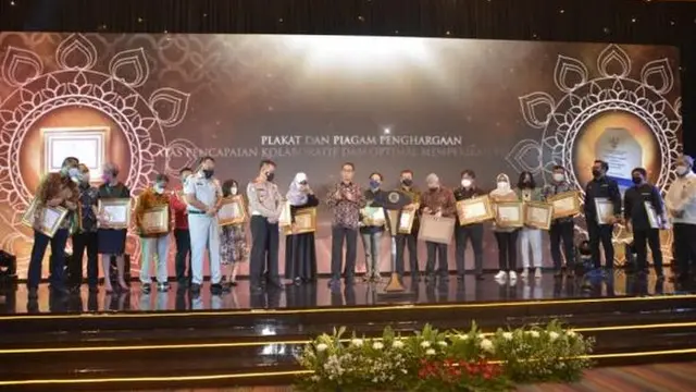 Menteri Perhubungan (Menhub) Budi Karya Sumadi menganugerahkan penghargaan kepada sejumlah pihak yang mendukung penyelenggaraan Angkutan Lebaran tahun 2022. (Dok Kemenhub)