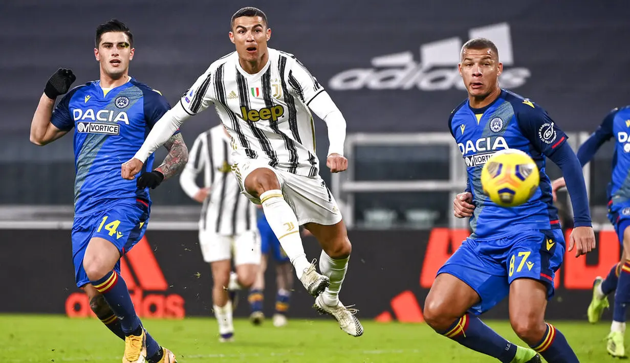 Pemain Juventus Cristiano Ronaldo mencetak gol ke gawang Udinese pada pertandingan Liga Italia di Allianz Stadium, Turin, Italia, Minggu (3/1/2021). Juventus menang 4-1 dengan sumbangan dua gol dari Cristiano Ronaldo. (Marco Alpozzi/LaPresse via AP)