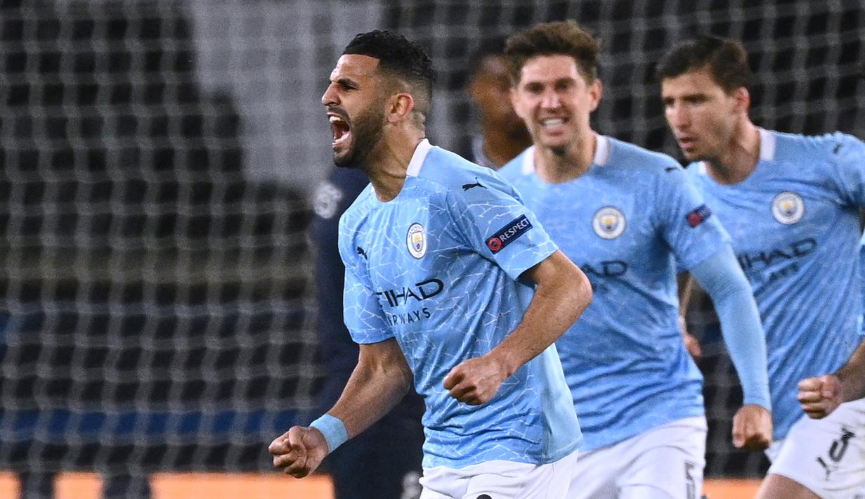 Gelandang Manchester City, Riyad Mahrez (kiri) melakukan selebrasi usai mencetak gol kedua timnya ke gawang Paris Saint-Germain dalam laga leg pertama semifinal Liga Champions 2020/2021 di Parc des Princes, Paris, Rabu (28/4/2021). Manchester City menang 2-1 atas PSG. (AFP/Anne-Christine Poujoulat)