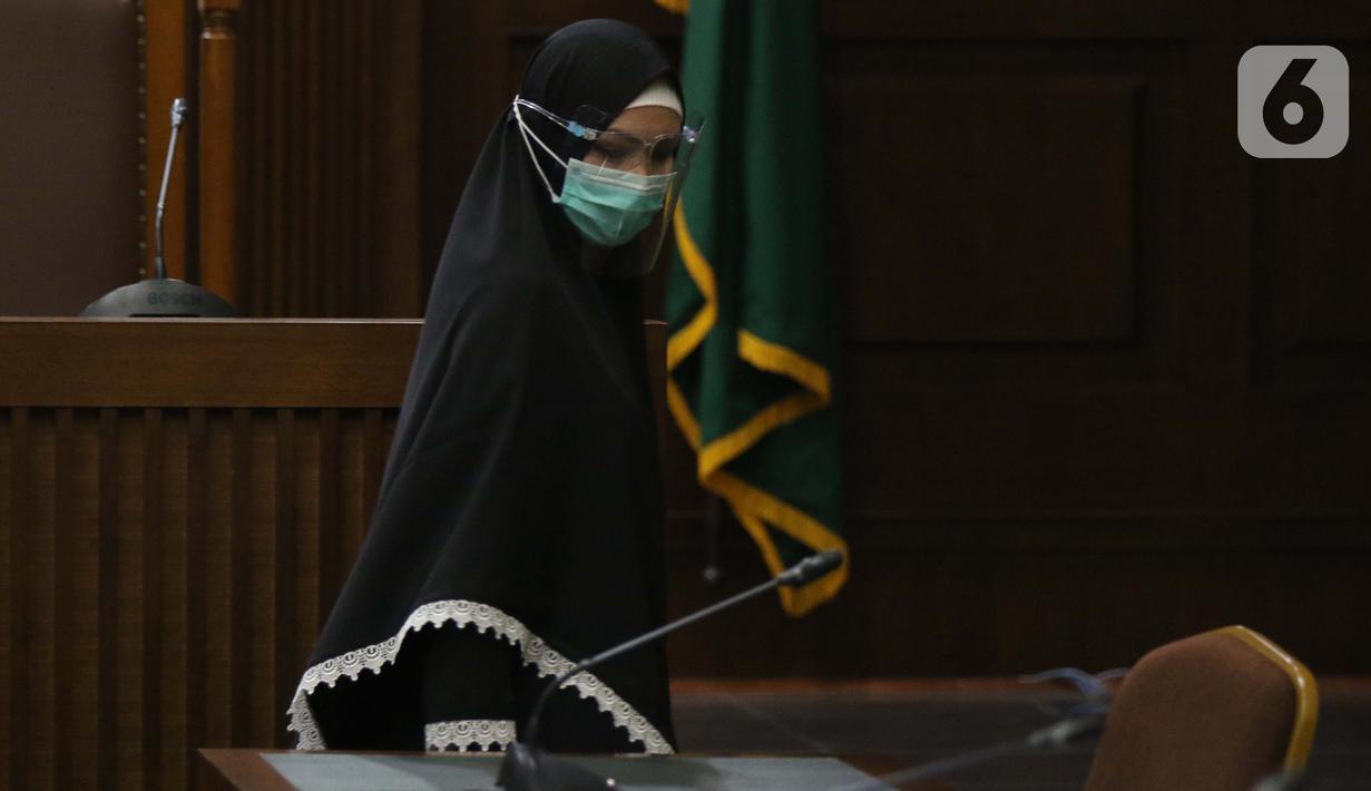 Terdakwa dugaan suap dan tindak pidana pencucian uang terkait kepengurusan fatwa untuk Djoko Tjandra di Mahkamah Agung, Pinangki Sirna Malasari saat menjalani sidang di Pengadilan Tipikor Jakarta, Senin (2/11/2020). Sidang mendengar keterangan saksi-saksi. (Liputan6.com/Helmi Fithriansyah)