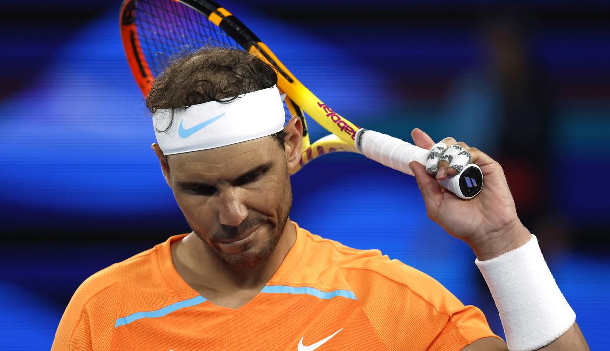 Petenis Spanyol, Rafael Nadal, tampak kecewa usai ditaklukkan petenis Amerika Serikat, Mackenzie McDonald, pada Australian Open 2023 di Melbourne Park, Rabu (18/1/2023). Nadal kalah 6-4, 6-4, 7-5 dari Mackenzie. (AP Photo/Asanka Brendon Ratnayake)