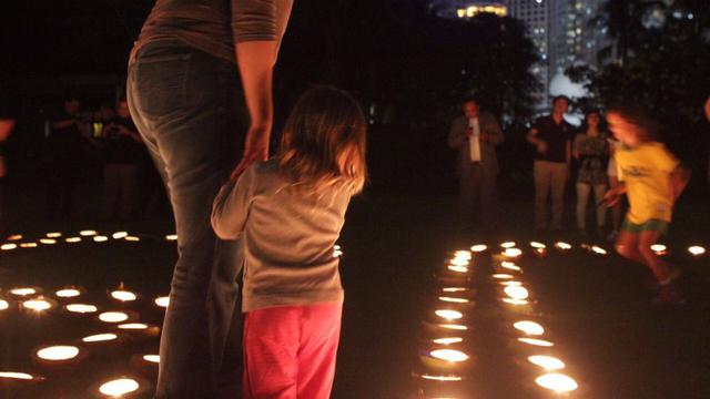 Hotel Ini Gelar Earth Hour dengan Cahaya Lilin di Batok Kelapa