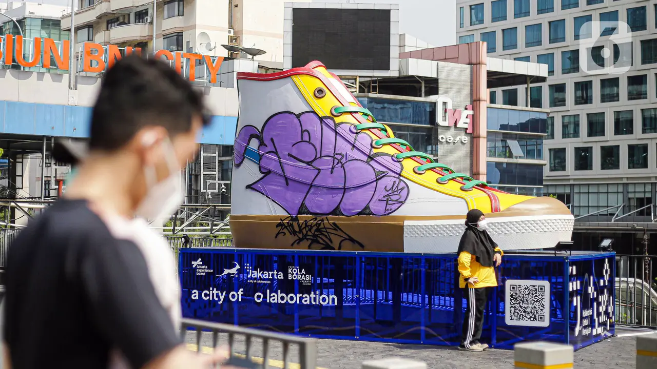 FOTO: Tugu Sepatu Jadi Sasaran Vandalisme