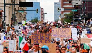 Para pengunjuk rasa berbaris menentang Penegakan Imigrasi dan Bea Cukai (ICE) pada 10 Juni 2025 di Denver, Colorado, Amerika Serikat. (Michael Ciaglo/Getty Images North America/Getty Images via AFP)
