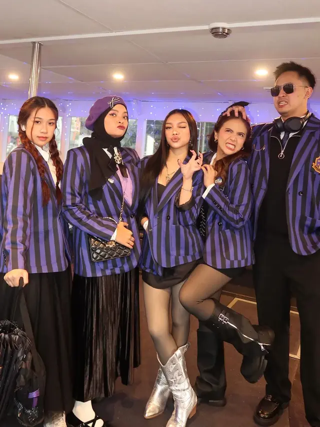 PremiereGaya Anak Sekolah Rebel ala Naura Ayu di Premiere Wednesday Season 2 di Sydney